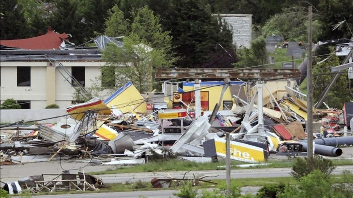 Una gasolinera destrozada por el tornado en un barrio residencial de Ringgold (Estados Unidos). EFE