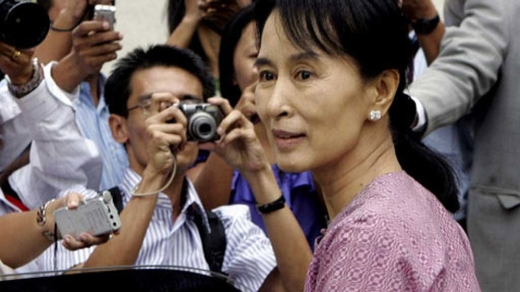 Aung San Suu Kyi sale en libertad