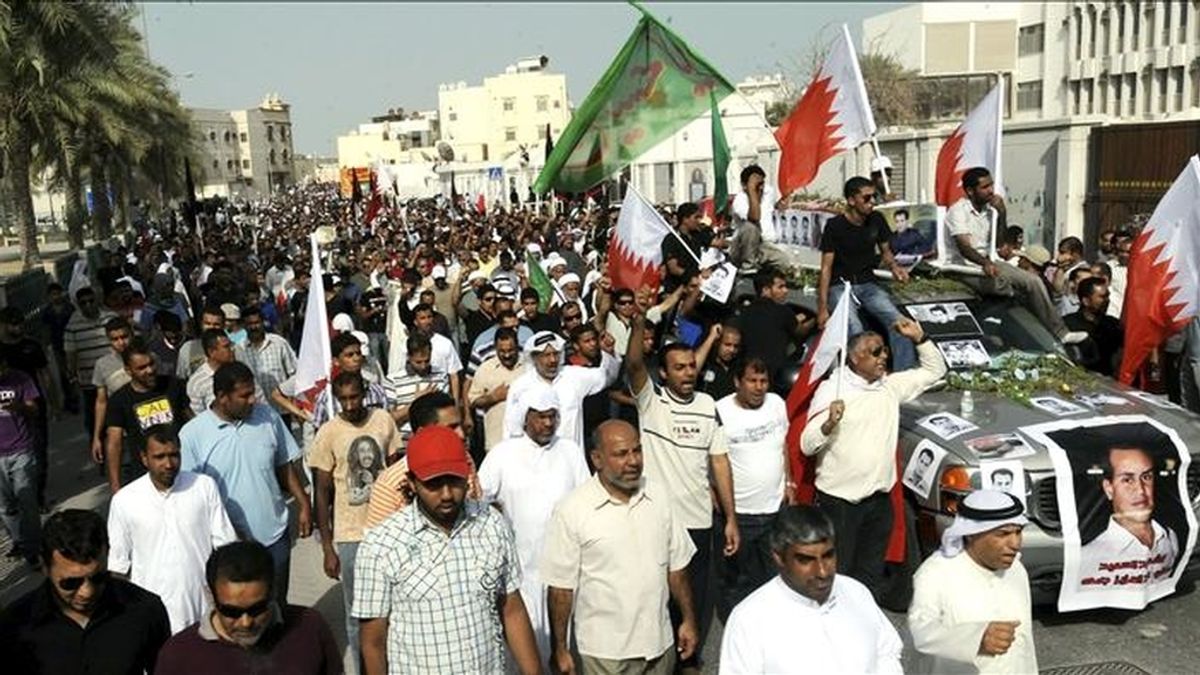 Centenares de personas corean lemas contra el gobierno bahreiní durante el funeral de una de las víctimas de la represión policial durante las protestas del pasado mes de marzo. EFE/Archivo