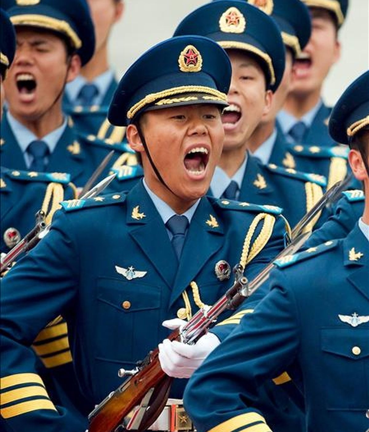 Soldados de la Guardia de Honor china marchan al término de una ceremonia. EFE/Archivo