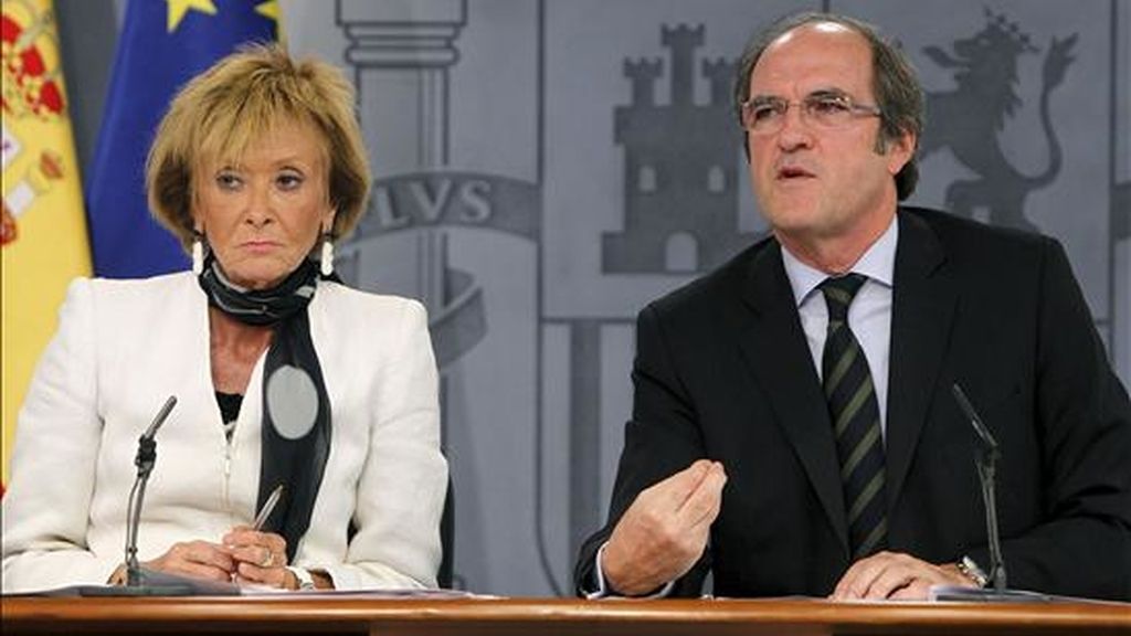 La vicepresidenta primera del Gobierno, María Teresa Fernández de la Vega, y el ministro de Educación, Ángel Gabilondo, durante la rueda de prensa tras el Consejo de Ministros celebrado hoy en el Palacio de la Moncloa. EFE La vicepresidenta primera del Gobierno, María Teresa Fernández de la Vega, y el ministro de Educación, Ángel Gabilondo, durante la rueda de prensa tras el Consejo de Ministros celebrado hoy en el Palacio de la Moncloa. EFE