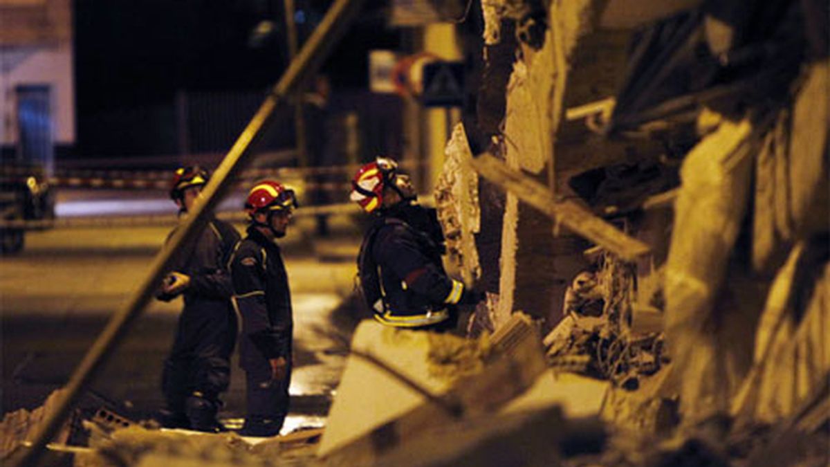 Los bomberos, en una de las zonas afectadas por el terremoto. Foto: EFE.