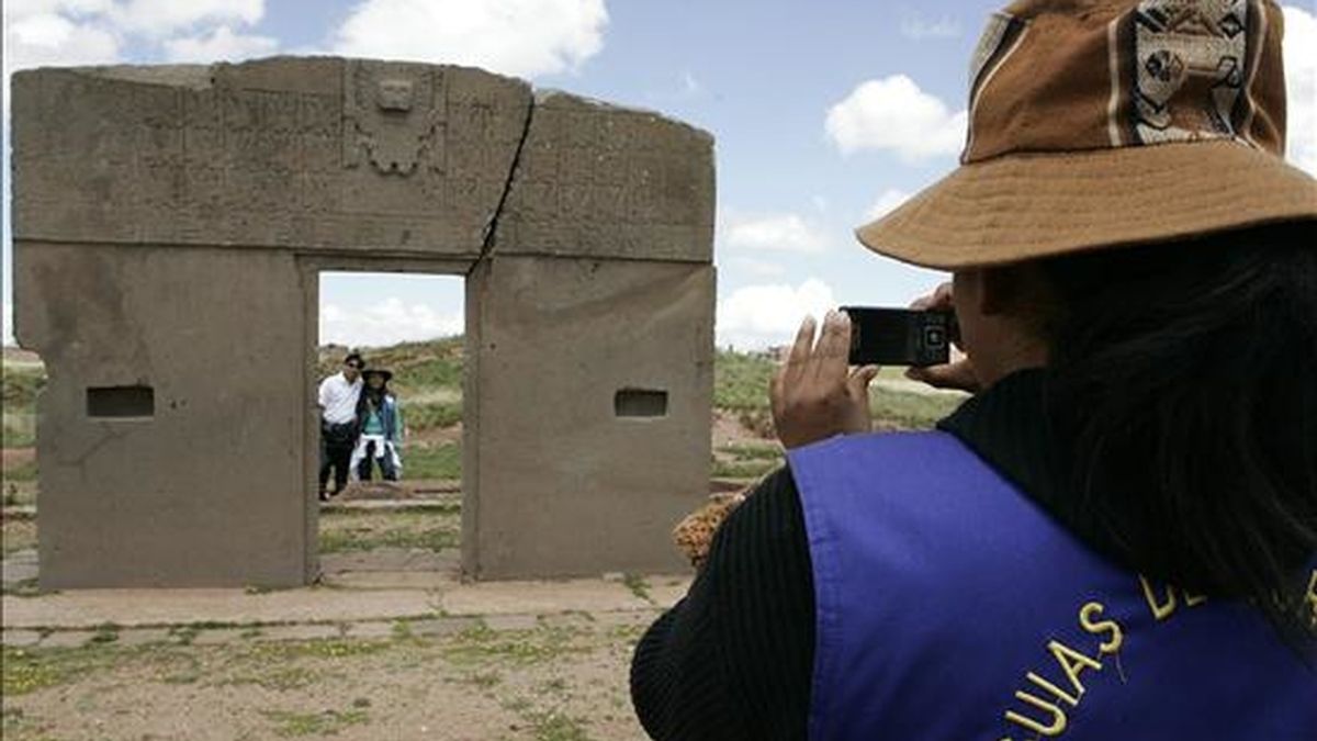 Fotografía de la "Puerta del Sol", un complejo arqueológico está ubicado en el altiplano de Bolivia a más 3.800 sobre el mar y es uno de los lugares más visitados del país gracias a sus ruinas preincaicas. EFE/Archivo