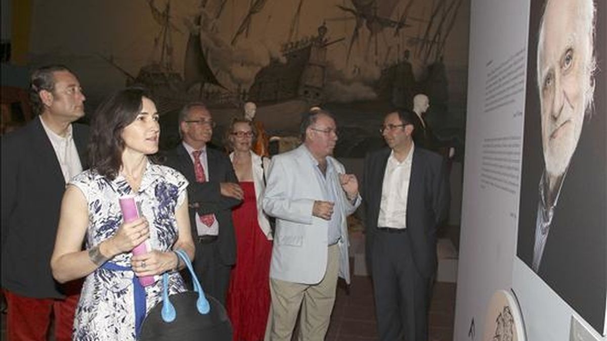 La ministra de Cultura, Ángeles González-Sinde (i), durante su visita a la exposición "De Amalio Fernández a Francisco Nieva: viaje por la escenografía romántica", en la ciudad manchega de Almagro. EFE