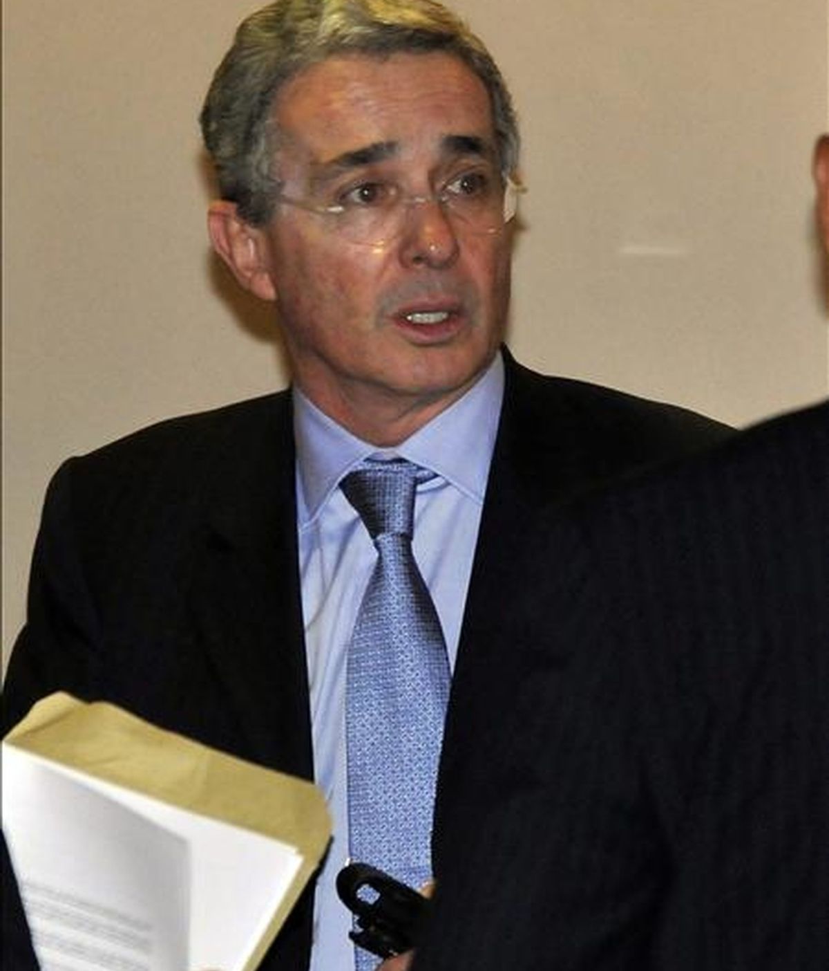 El entorno del ex presidente colombiano, Álvaro Uribe, ordenó escuchas ilegales y espiar a magistrados, periodistas y opositores, según reveló hoy el diario francés "Le Monde", que publica cables de WikiLeaks al respecto. EFE/Archivo