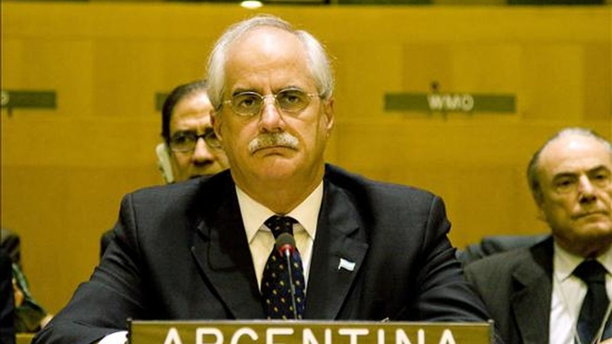 El canciller argentino, Jorge Taiana, habla este 18 de junio de 2009, durante las deliberaciones del Comité de Descolonización de las Naciones Unidas, el cual discute en Nueva York (EE.UU.) el estatus político de las Islas Malvinas. EFE