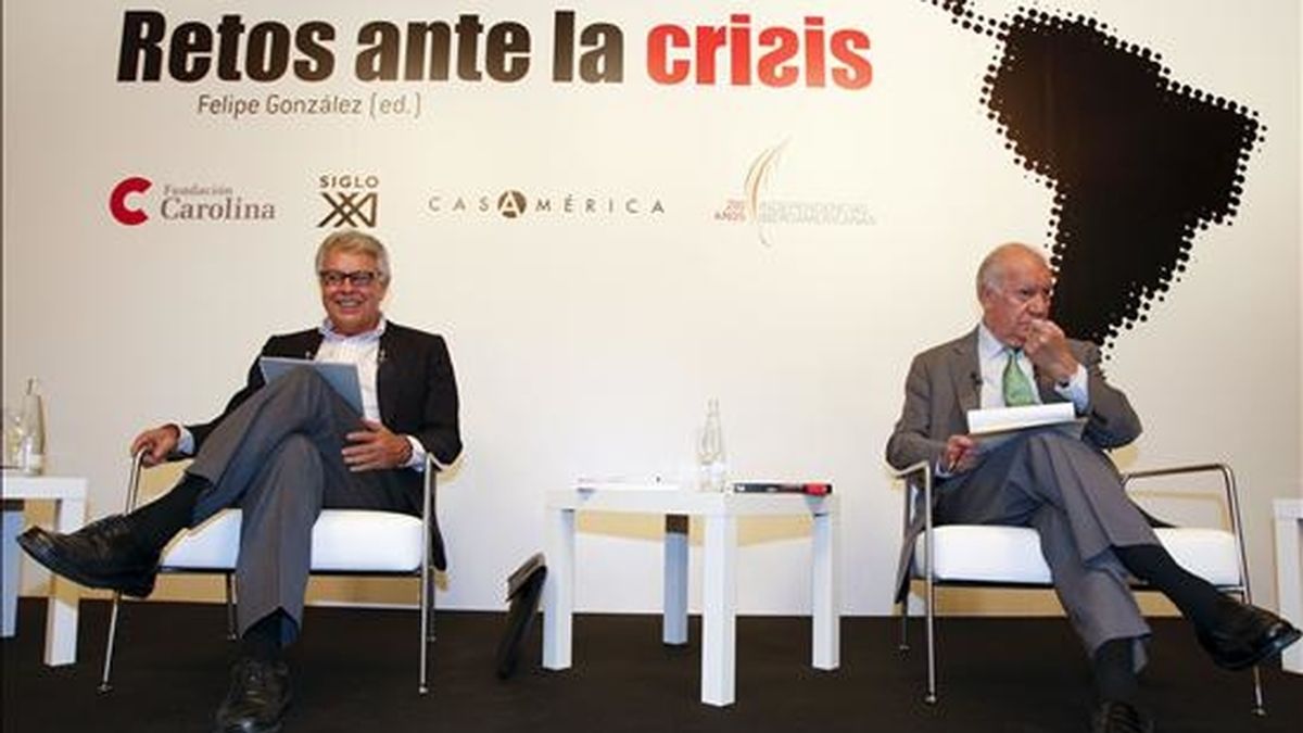 Los ex presidentes del Gobierno español Felipe González (i) y chileno Ricardo Lagos, durante la presentación hoy en Madrid del libro "Iberoamérica 2020. Retos ante la crisis". EFE