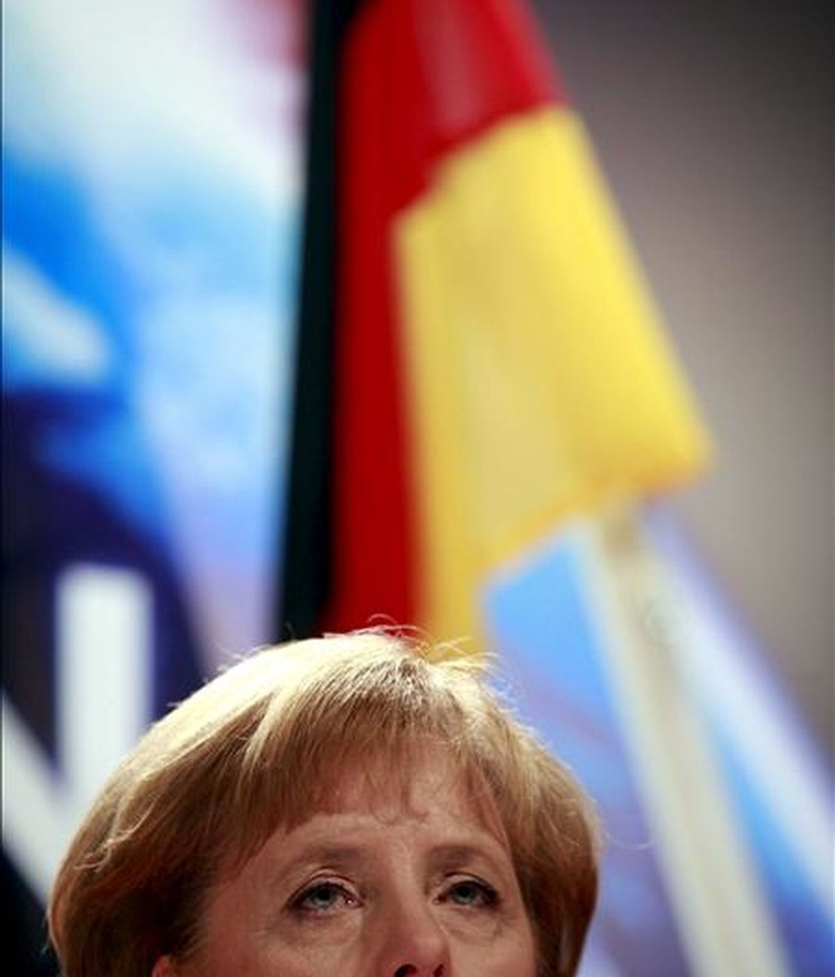 La canciller alemana Angela Merkel atiende a los medios durante la rueda de prensa ofrecida en la cumbre del G20 celebrada en el este de Londres (Reino Unido), el 2 de abril. EFE