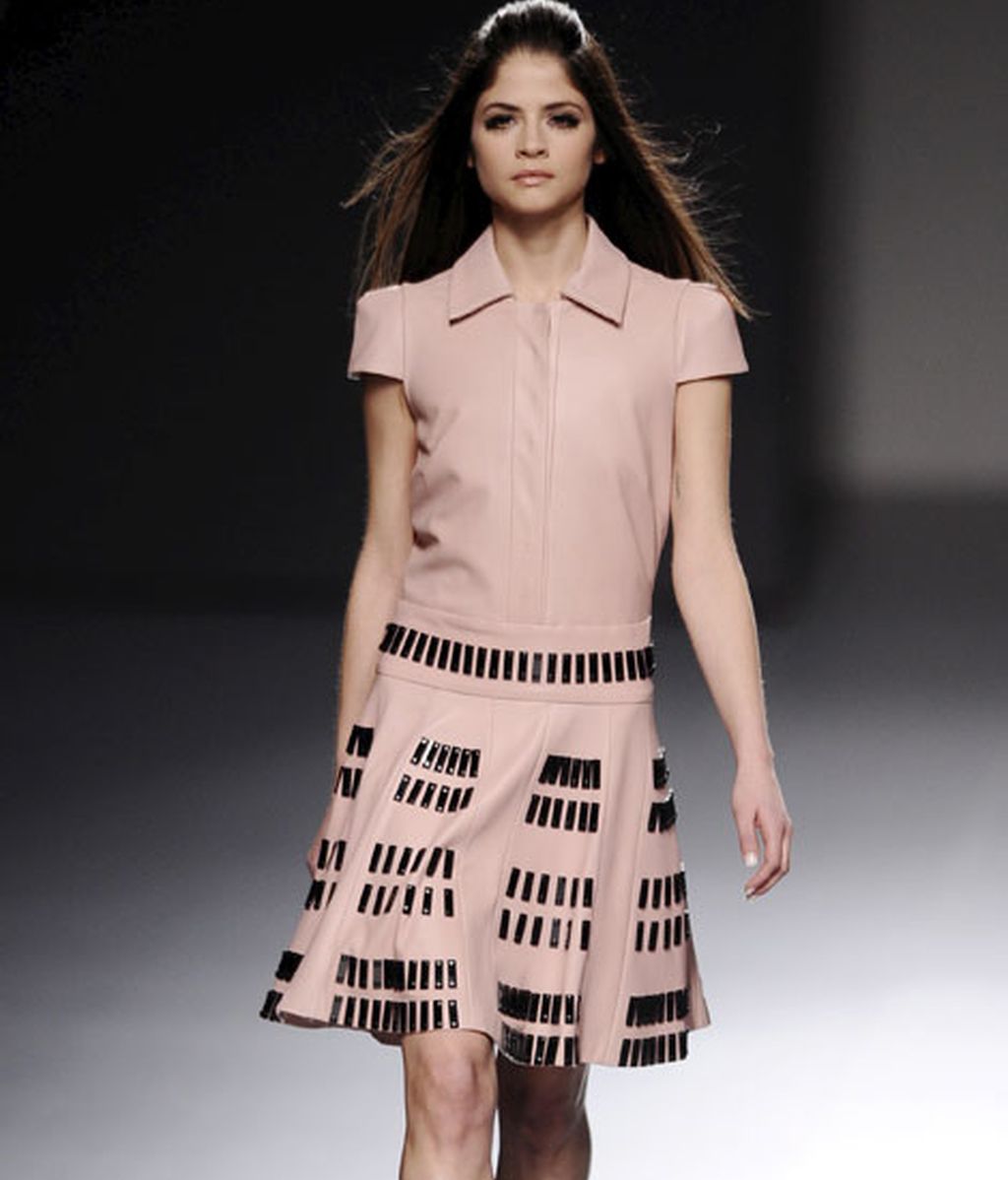 Minuciosa al combinar sedas, tules, pedrería, crochet...