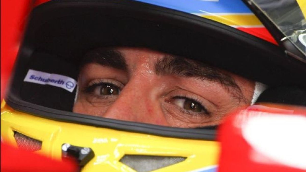 Fernando Alonso, durante la tercera sesión de entrenamiento para el Gran Premio de Malasia de Fórmula Uno, en el circuito internacional de Sepang, el pasado sábado. Foto EFE archivo