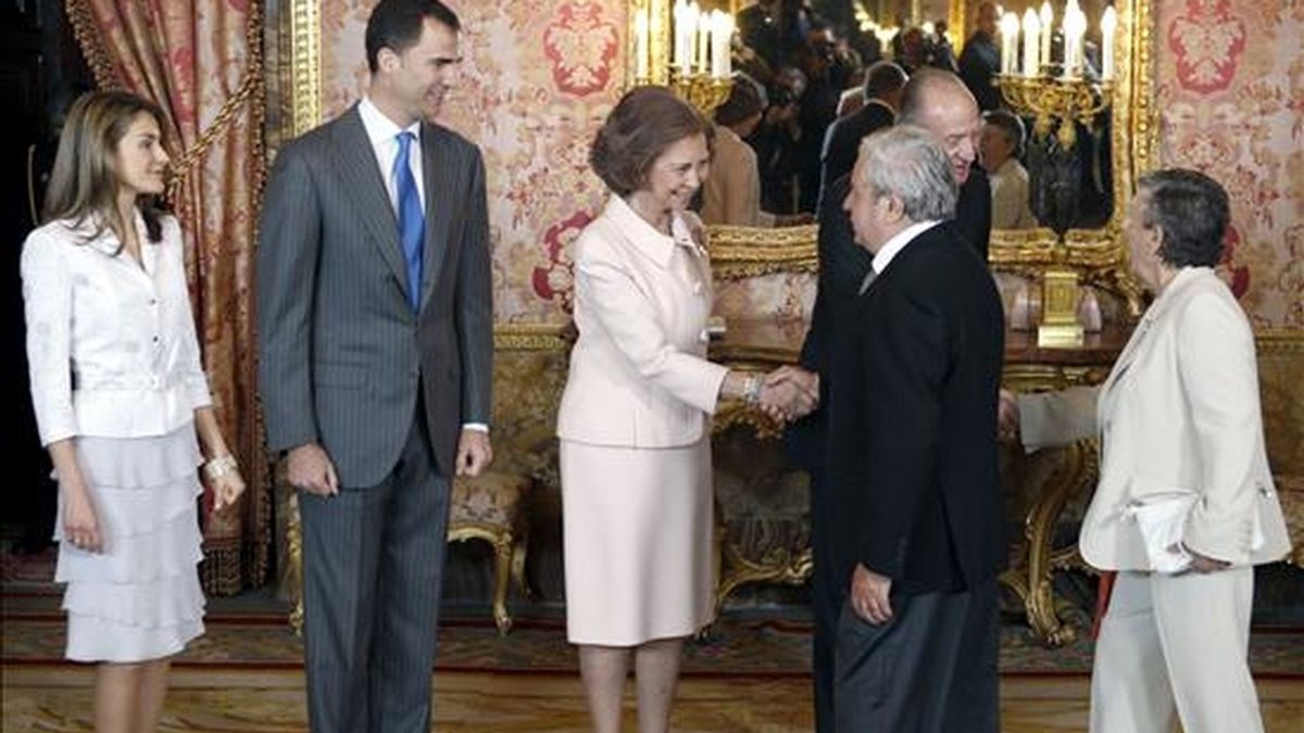 La reina Sofía saluda, en presencia del rey Juan Carlos y los Príncipes de Asturias, al escritor Juan Marsé, último Premio Cervantes, y su esposa, al inicio de almuerzo que los Reyes ofrecen con motivo de la entrega del galardón más importante de la literatura española, el próximo jueves. EFE
