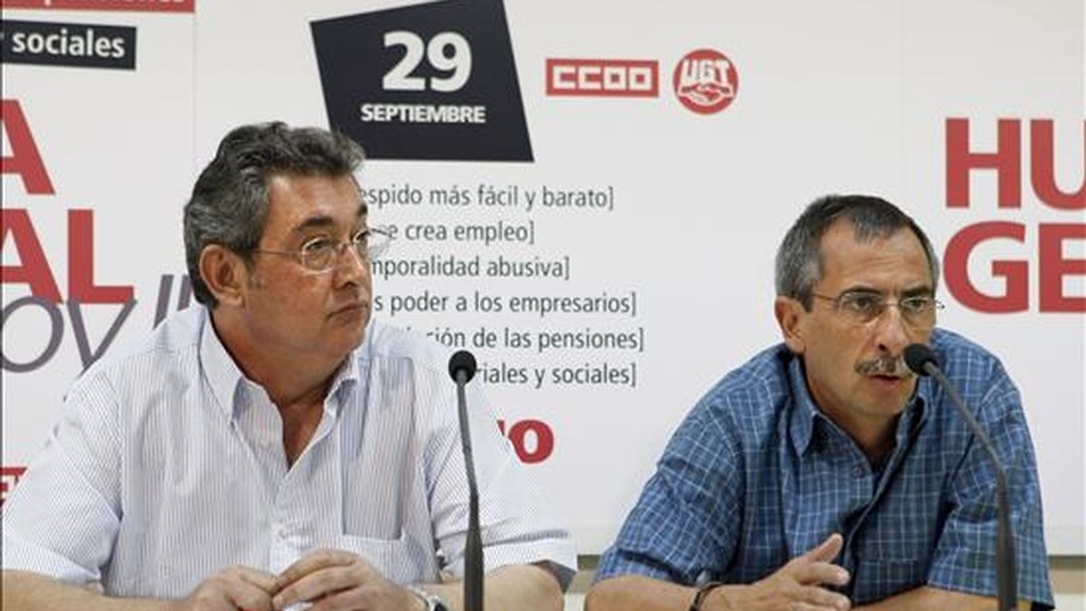 El secretario confederal de Acción Sindical de UGT, Toni Ferrer (i), y de CCOO, Ramón Gorriz, durante la rueda de prensa que han ofrecido esta mañana en la que han analizado el proyecto de ley de la Reforma Laboral. EFE