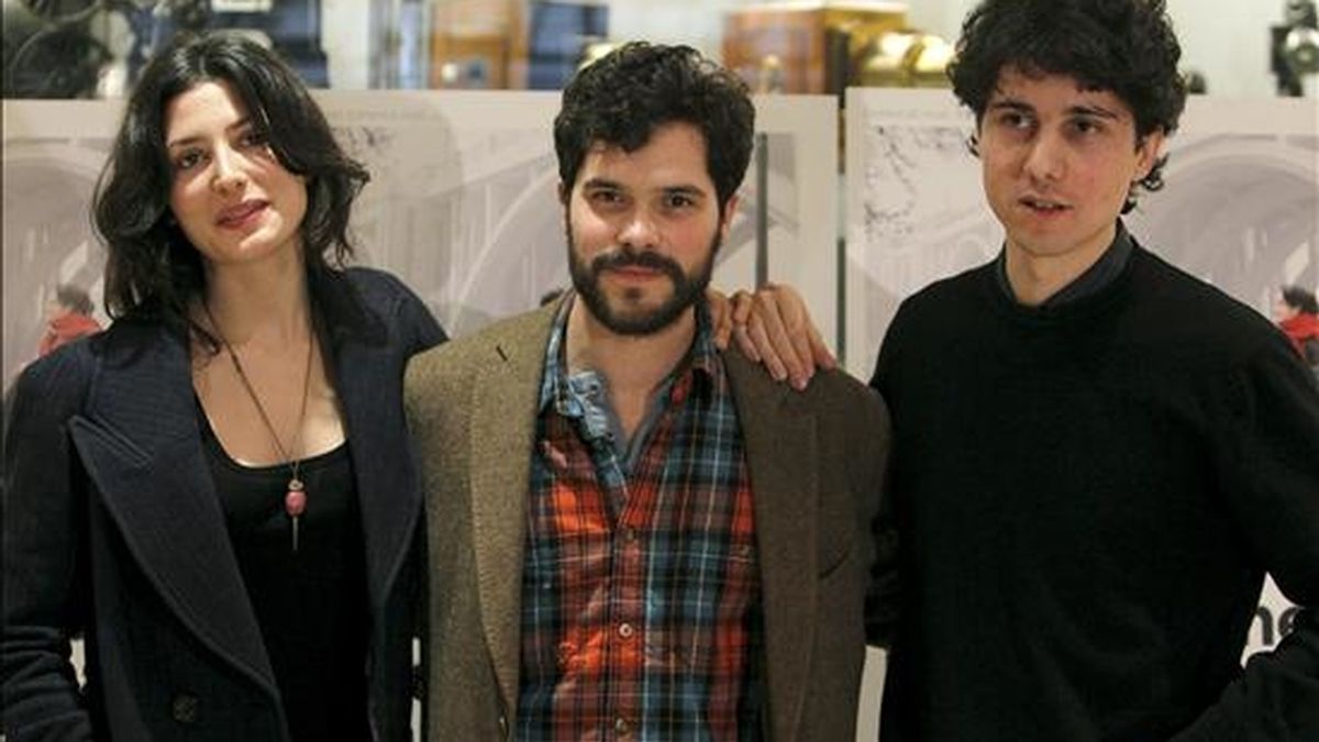 El cineasta Jonás Trueba (dcha), junto a los actores Bárbara Lennie y Oriol Vila, durante la presentación de la película "Todas las canciones hablan de mí". EFE