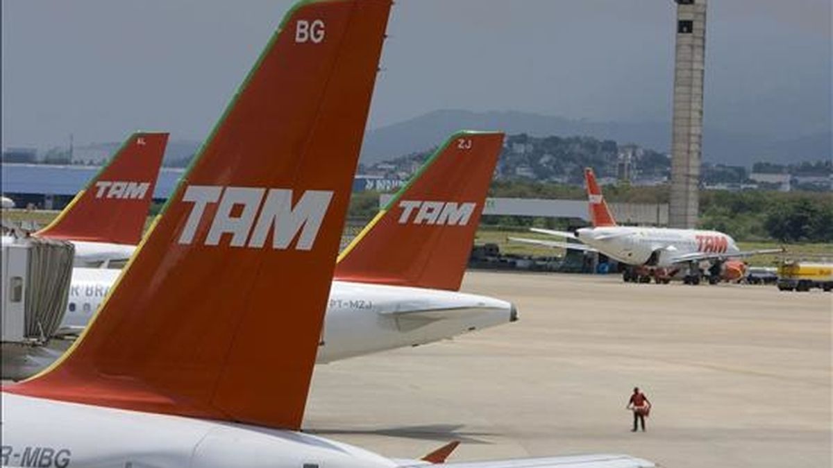 TAM informó que mantendrá sus inversiones previstas de 6.900 millones de dólares para ampliar su flota hasta 2018 y para aumentar la oferta de plazas un 8% en vuelos locales y un 20% en los internacionales este año. EFE/Archivo