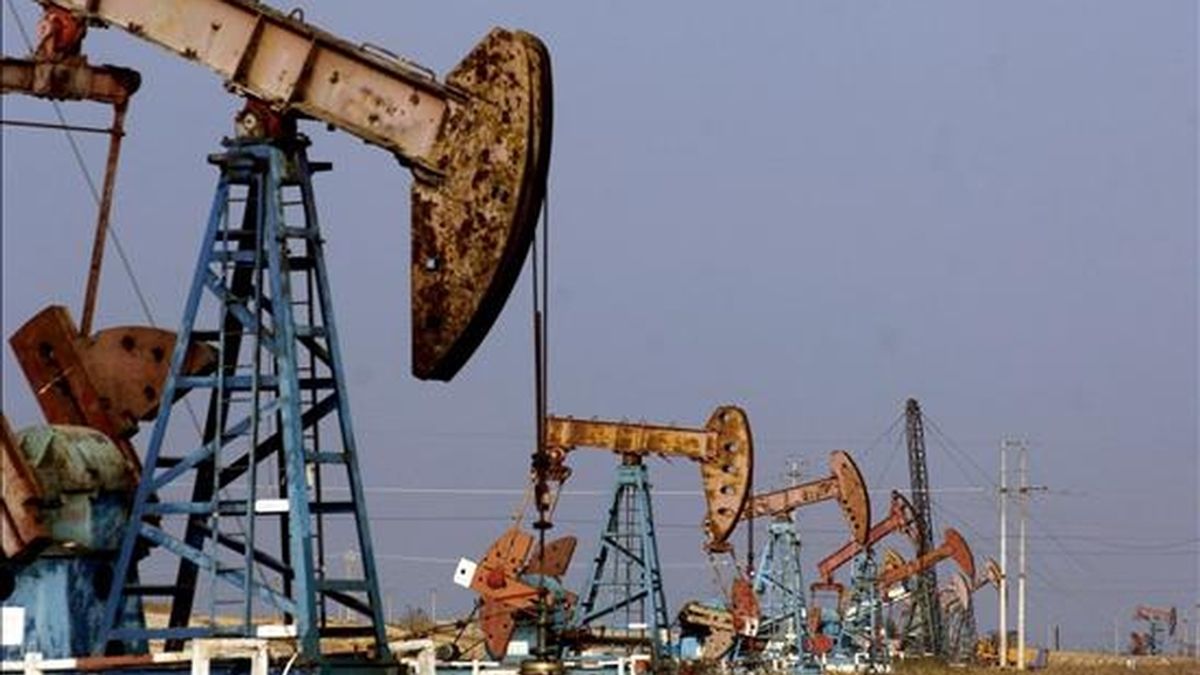 Al concluir la sesión del Nymex, los contratos de Petróleo Intermedio de Texas (WTI) para entrega en agosto habían restado hoy 1,07 dólares por barril al precio que tenían el jueves. EFE/Archivo