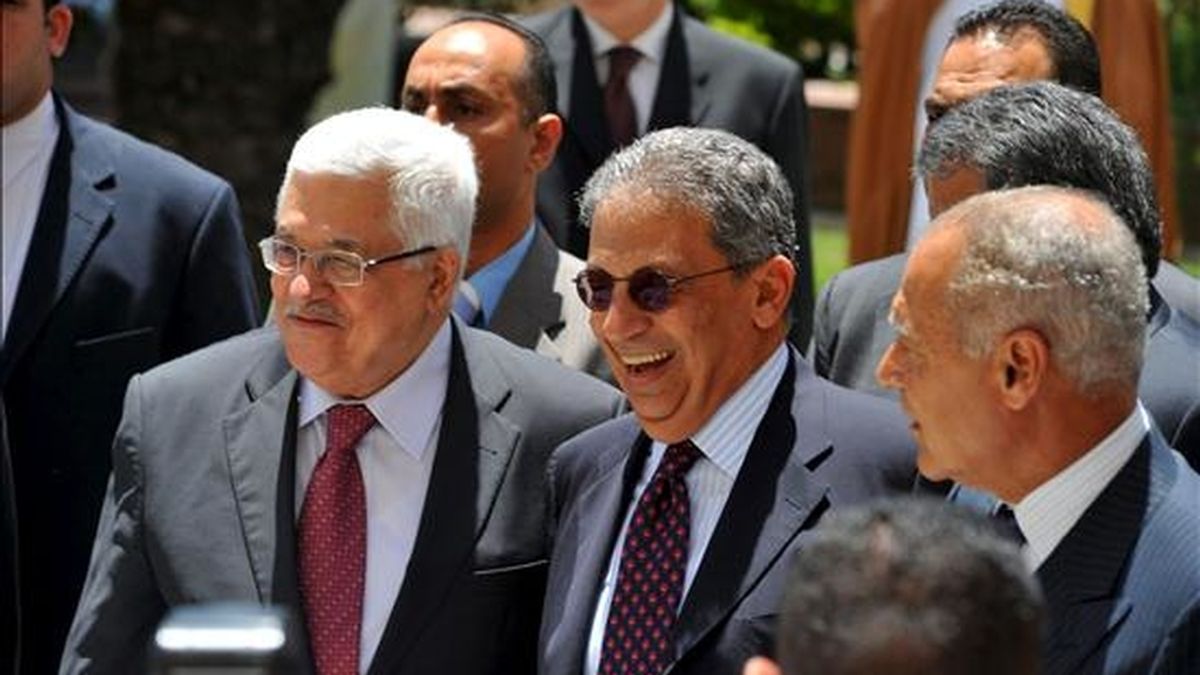 (i-d) El presidente palestino, Mahmud Abás; el secretario general de la Liga Árabe, Amro Musa, y el ministro de Asuntos Exteriores egipcio, Ahmed Abul Gheit, durante una reunión en la sede de la Liga Árabe, en El Cairo, este jueves. EFE