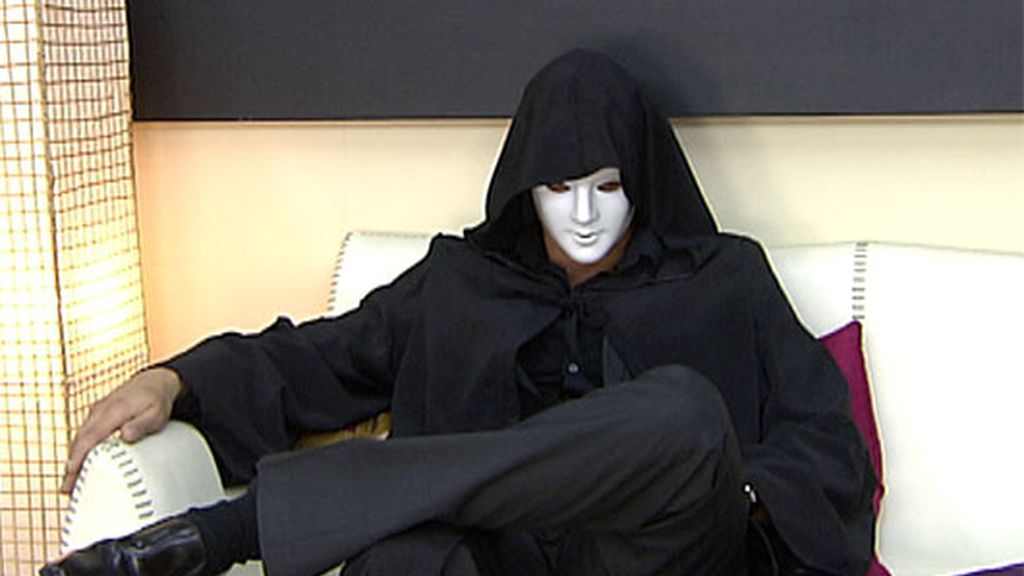 Fabián se sienta en el trono