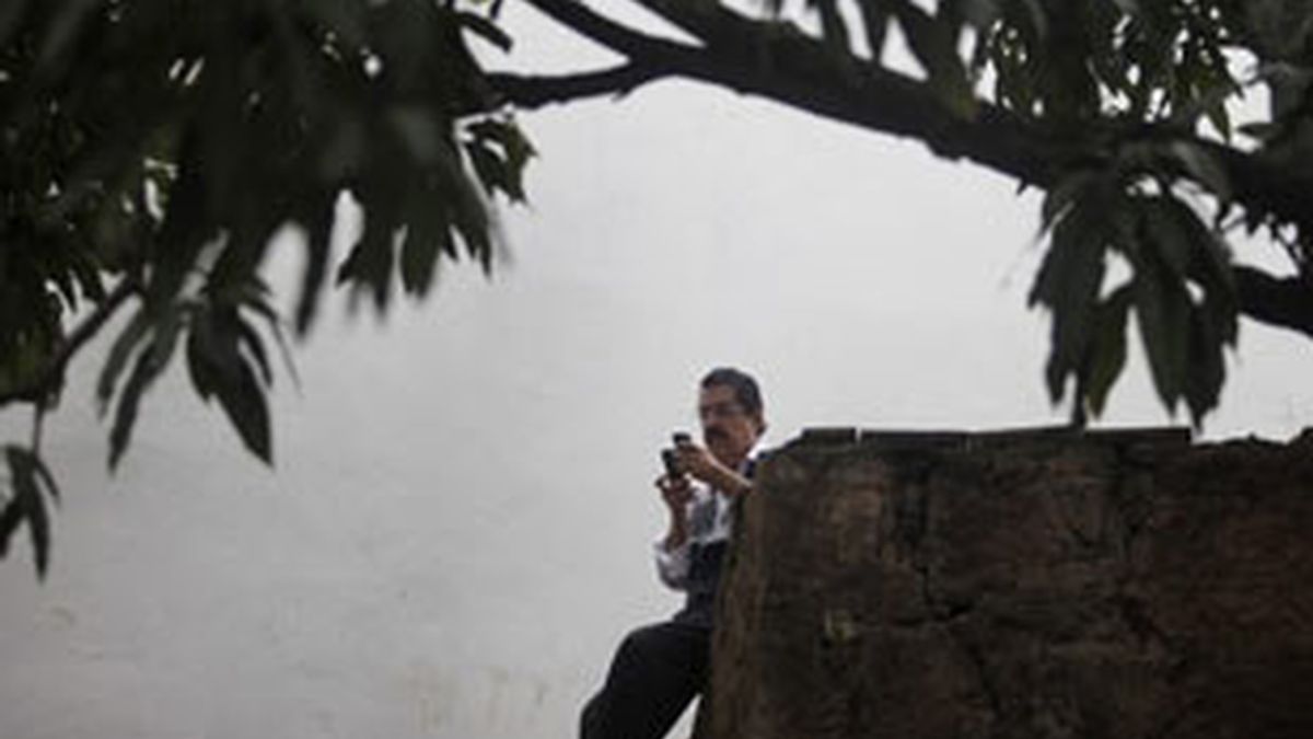 Manuel Zelaya consulta su móvil en los alrededores de la embajada de Brasil. Foto: Reuters