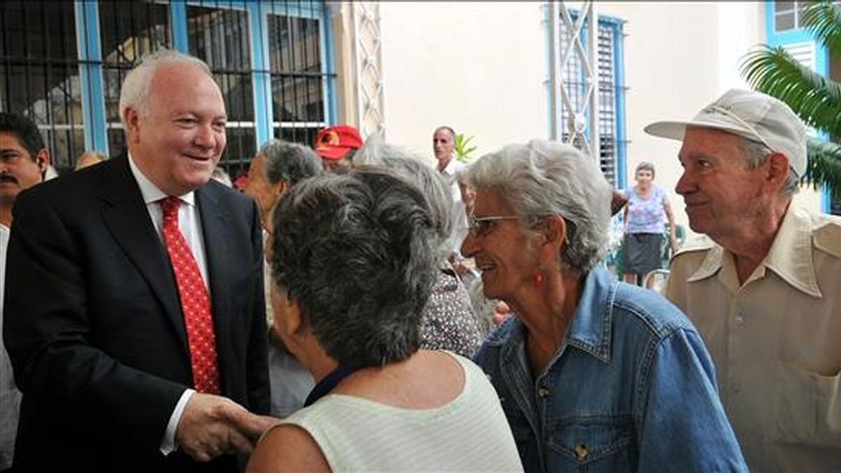 El ministro español de Asuntos Exteriores, Miguel Ángel Moratinos (i), el pasado 7 de julio con residentes del asilo Santovenia en La Habana (Cuba). EFE/Archivo