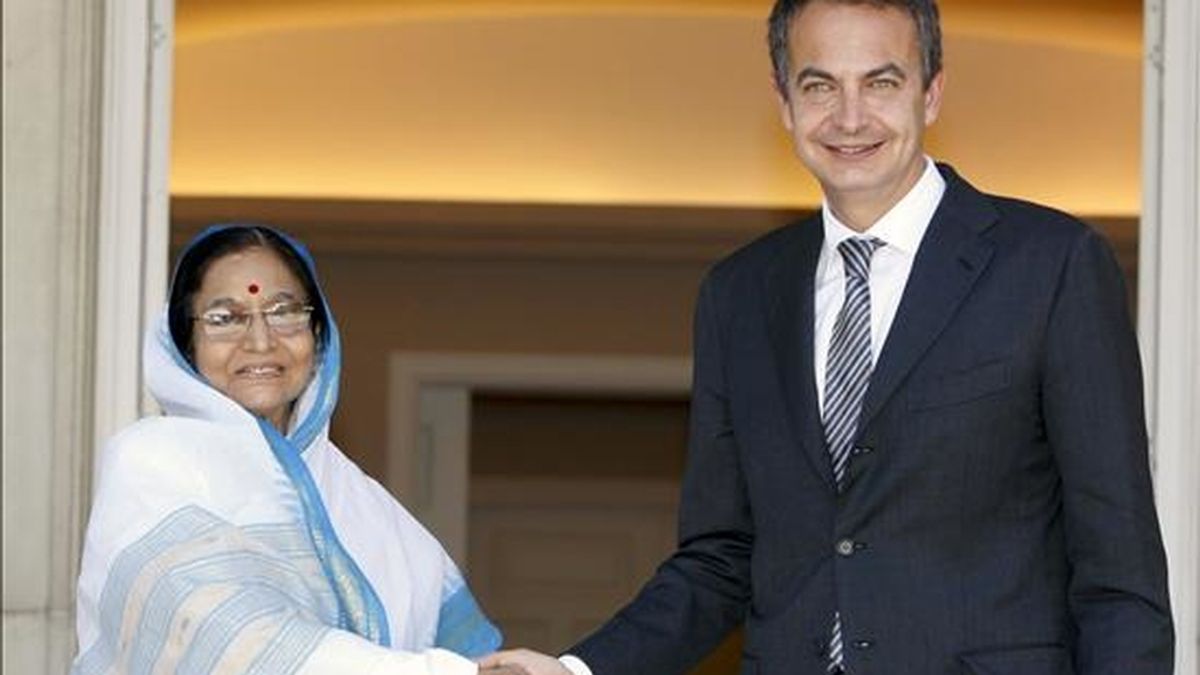 El presidente del Gobierno, José Luis Rodríguez Zapatero, saluda a la presidenta de la India, Pratibha Patil, a quien recibió hoy en el Palacio de la Moncloa en el marco de su visita de Estado a España. EFE