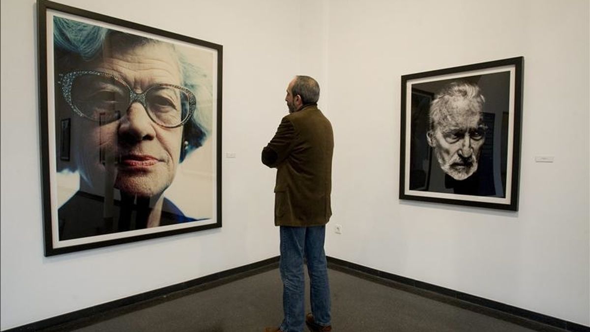 Un visitante observa una de las obras perteneciente a la exposicion "Obama's People and Other Portraits" del fotografo Nadav Kander, que se ha presentado en Almería por primera vez en España y que ha sido organizada por el Centro Andaluz de la Fotografía. EFE