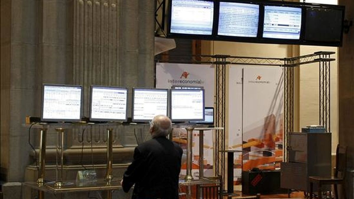 Un operador observa el movimiento del principal indicador de la Bolsa española, el Ibex-35. EFE/Archivo