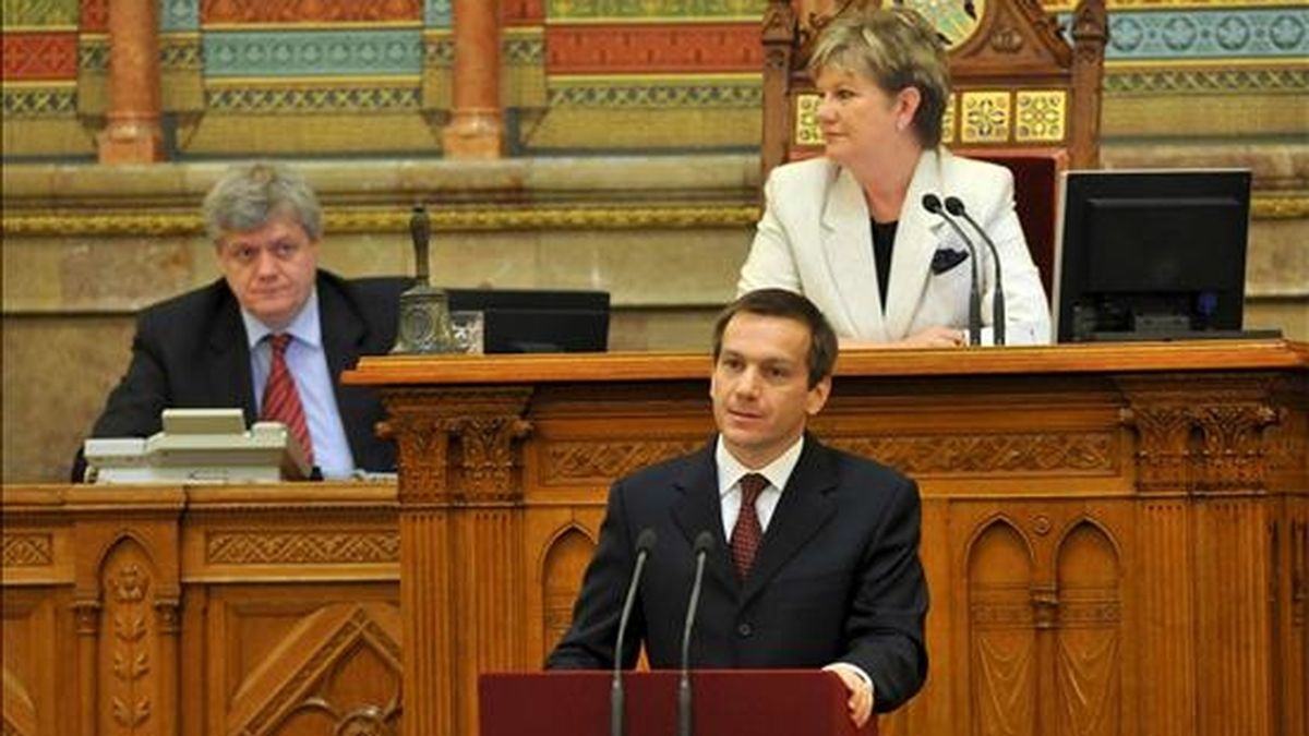 El candidato a primer ministro y hasta ahora ministro Economía húngaro, Gordon Bajnai, se pronuncia durante la sesión del Parlamento previa a la votación de la moción de censura. EFE