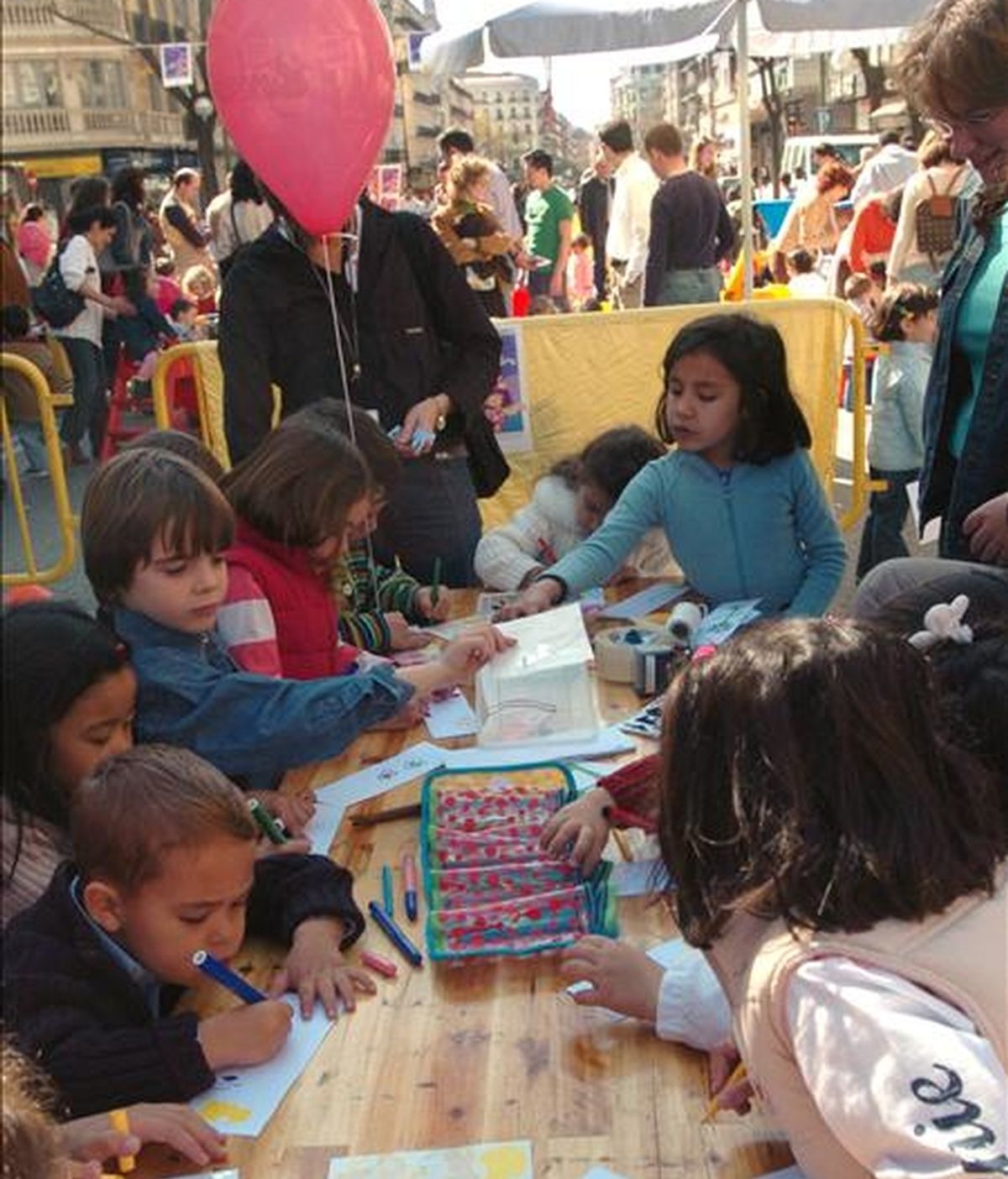 Un grupo de niños participa en las actividades lúdicas preparadas por la primera Feria del Libro Infantil organizada en el distrito madrileño de Chamberí con el objetivo prioritario de fomentar la lectura. EFE/Archivo