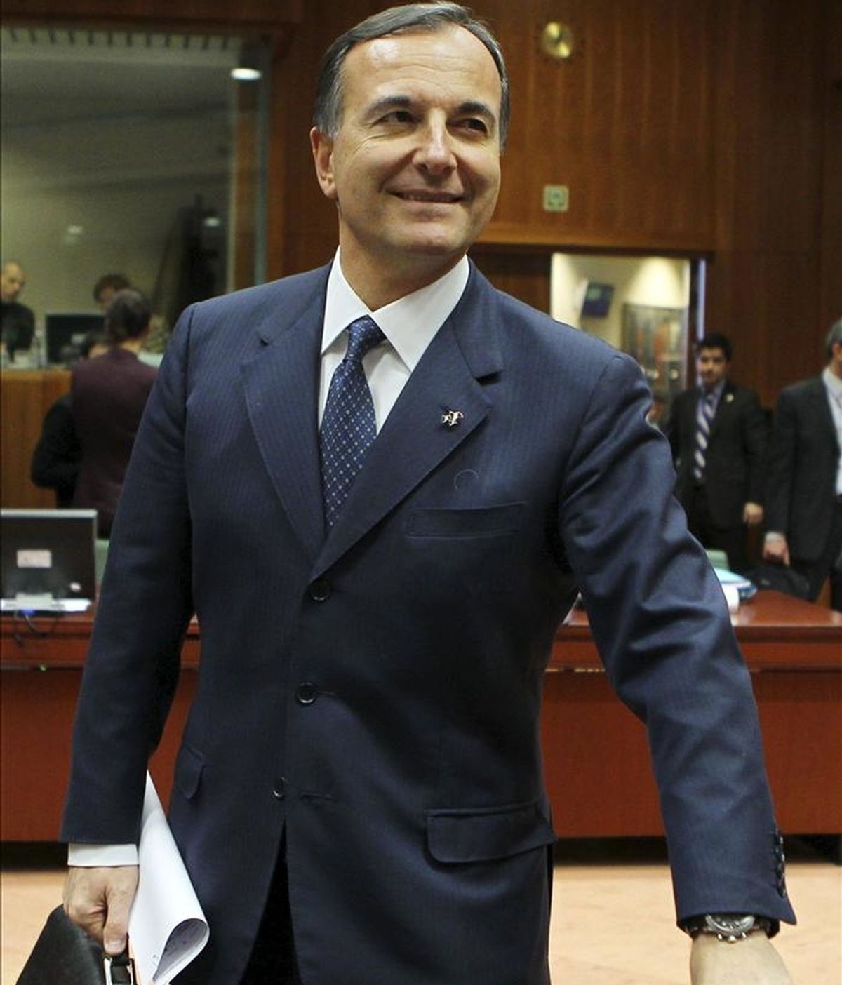 El ministro italiano de Asuntos Exteriores, Franco Frattini, al comenzo de la reunión de ministros de Exteriores de la Unión Europea celebrada hoy, lunes, 21 de febrero de 2011, en la sede del Consejo Europeo en Bruselas (Bélgica). EFE