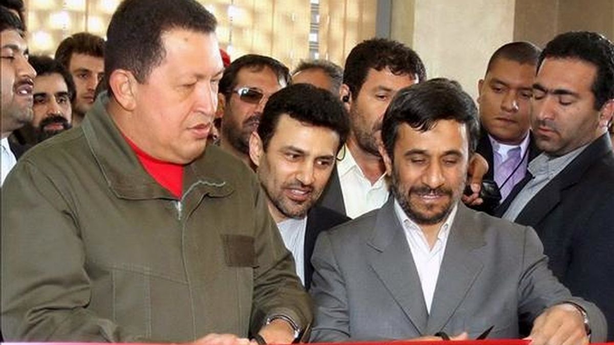 El presidente iraní, Mahmud Ahmadinejad (d), y su homólogo venezolano, Hugo Chávez (i), inauguran el Banco Venezolano-Iraní en Teherán, Irán, hoy, viernes 3 de abril. Esta entidad, de la que Chávez asegura: "aspiramos se convierta más adelante en el Banco Internacional del Petróleo", tendrá un capital inicial de 1.600 millones de dólares. EFE