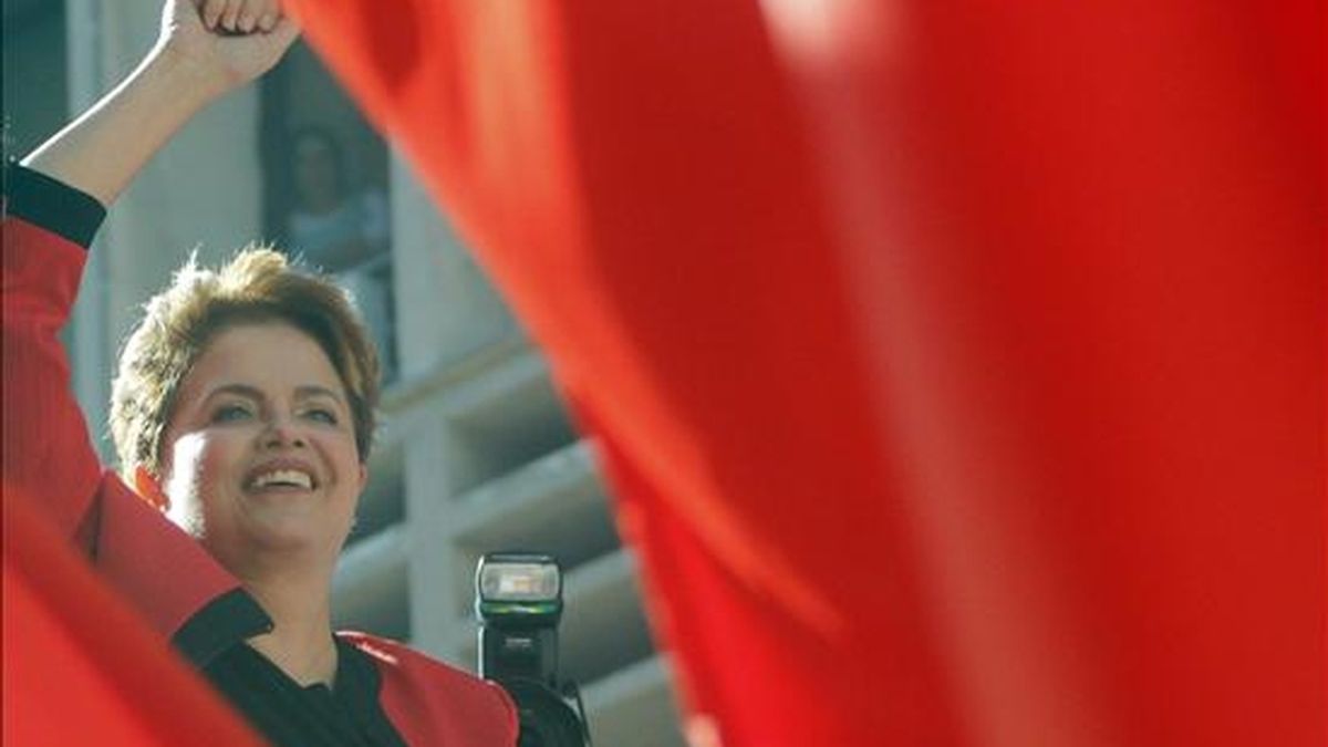 La candidata a la presidencia de la república de Brasil por el Partido de los Trabajadores (PT), Dilma Rousseff, alza su brazo al iniciar su campaña, el pasado 6 de julio de 2010, en la ciudad de Porto Alegre, sur de Brasil. EFE/Archivo