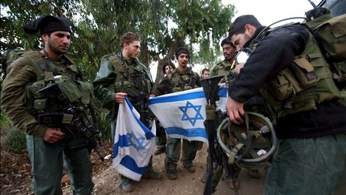 Fotografía facilitada ayer martes 6 de julio, que muestra a un grupo de soldados israelíes a su regreso a Israel tras participar en la ofensiva israelí contra el grupo islamista Hamás en la Franja de Gaza, el 18 de enero de 2009. EFE
