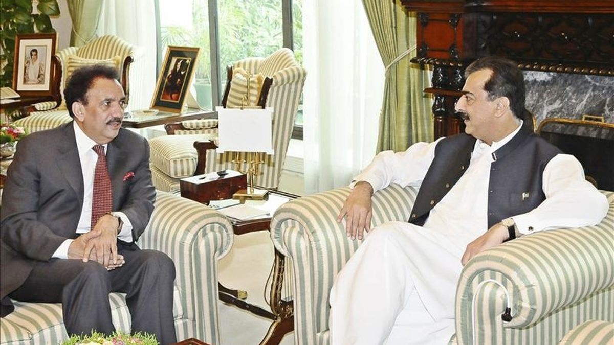 Fotografía facilitada por el departamento de prensa del gobierno paquistaní que muestra al primer ministro paquistaní, Yusuf Razá Guilani (d), durante el encuentro que mantuvo con el ministro del Interior, Rehman Malik, en Islamabad, Pakistán. EFE