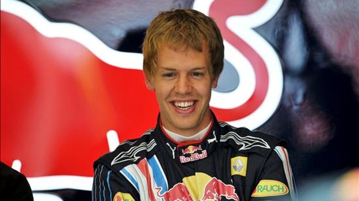 El piloto alemán Sebastian Vettel, de Red Bull Racing, sonríe durante la primera sesión de entrenamientos para el Gran Premio de Gran Bretaña de Fórmula Uno hoy viernes 19 de junio en el circuito de Silverstone (Reino Unido). EFE