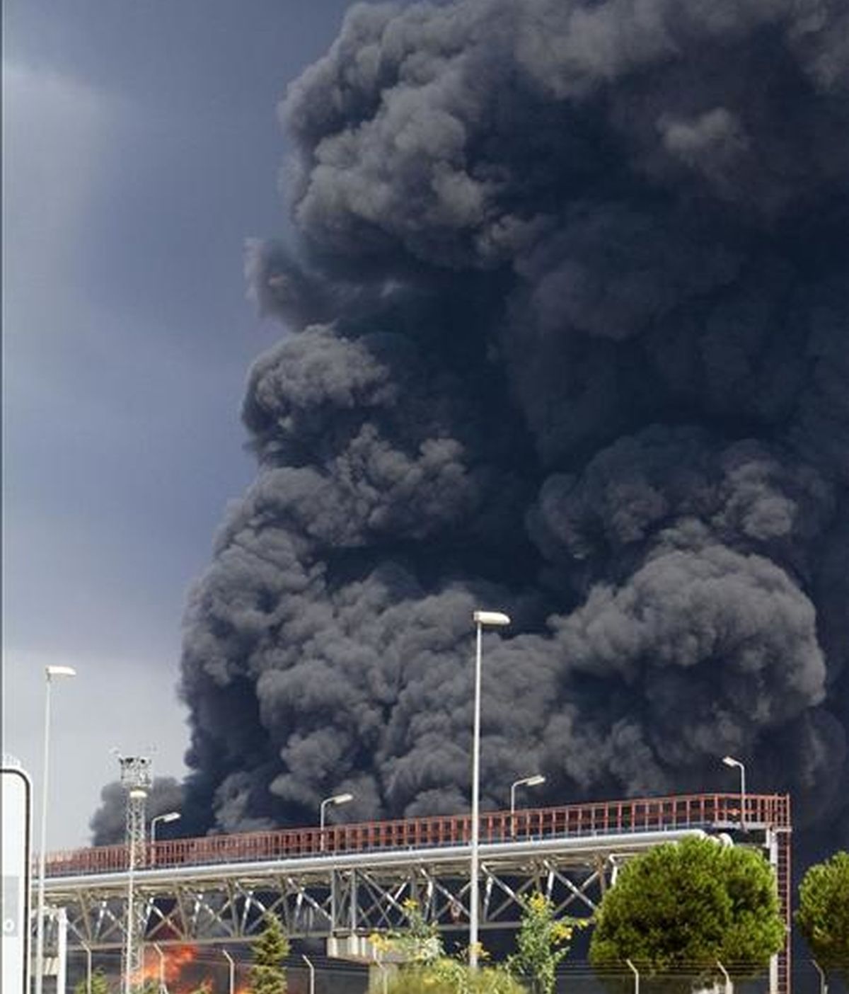 Incendio de La refinería La Rábida, que el grupo Cepsa tiene en Palos de la Frontera, en el que han resultado heridos tres operarios. EFE