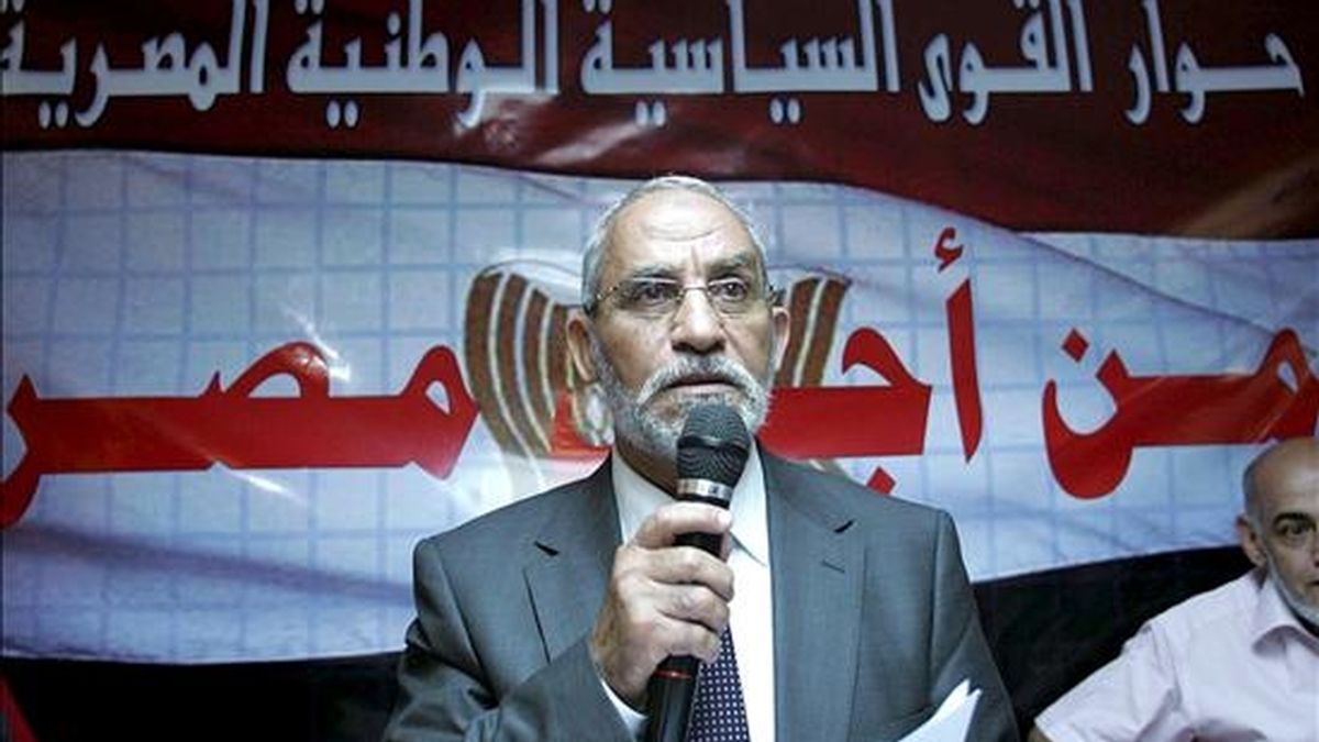 Mohamed Badie, miembro del consejo directivo de Hermanos Musulmanes, hablando con la prensa al término del encuentro "Diálogo de fuerzas políticas y nacionales de Egipto", en El Cairo este martes. EFE
