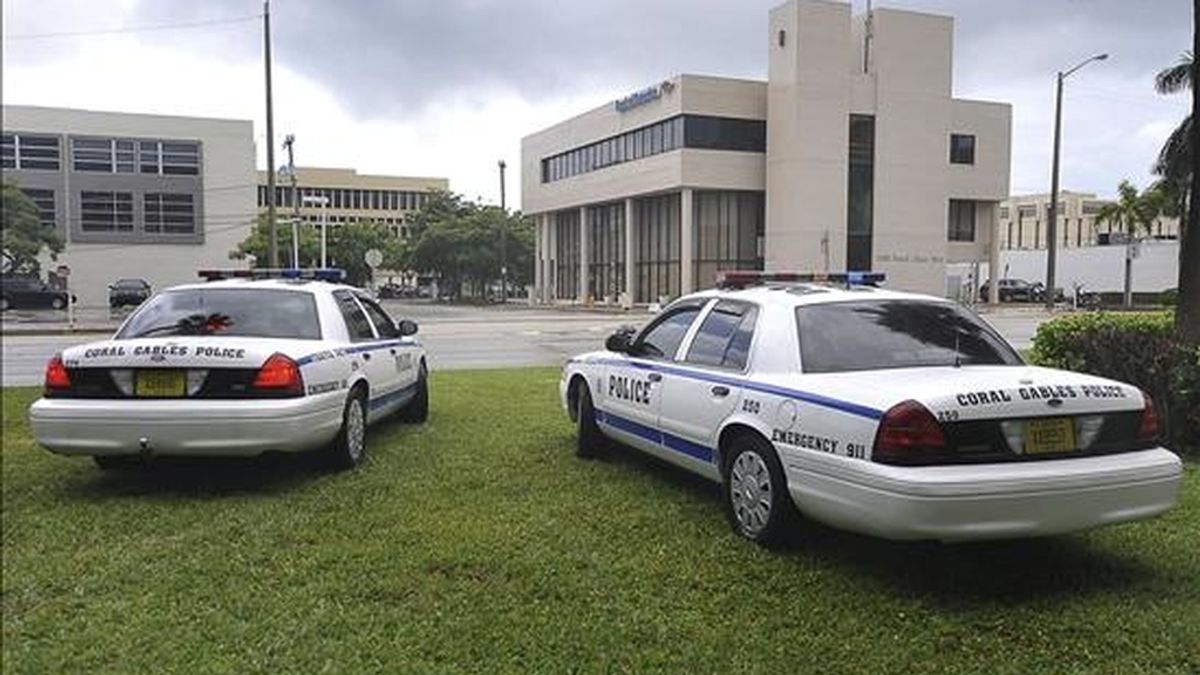 Vehículos de la policía de Miami aguardan en el exterior de una sucursal del Bank of America en el barrio de Coral Gables, después de que se registrara un asalto en su interior. EFE