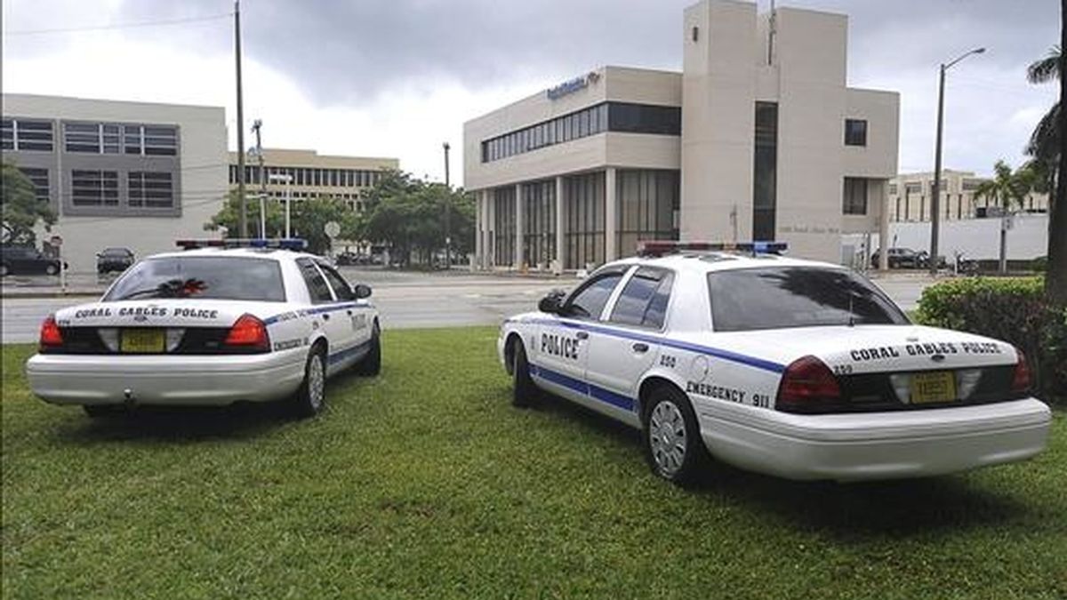 Vehículos de la policía de Miami aguardan en el exterior de una sucursal del Bank of America en el barrio de Coral Gables, después de que se registrara un asalto en su interior. EFE Vehículos de la policía de Miami aguardan en el exterior de una sucursal del Bank of America en el barrio de Coral Gables, después de que se registrara un asalto en su interior. EFE