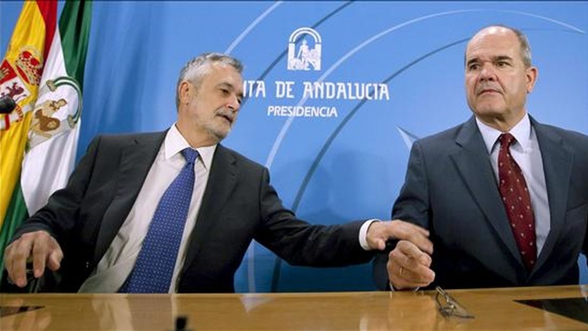 El presidente de la Junta, José Antonio Griñán (i), y el vicepresidente tercero del Gobierno y ministro de Política Territorial, Manuel Chaves, comparecen ante los medios de comunicación. EFE