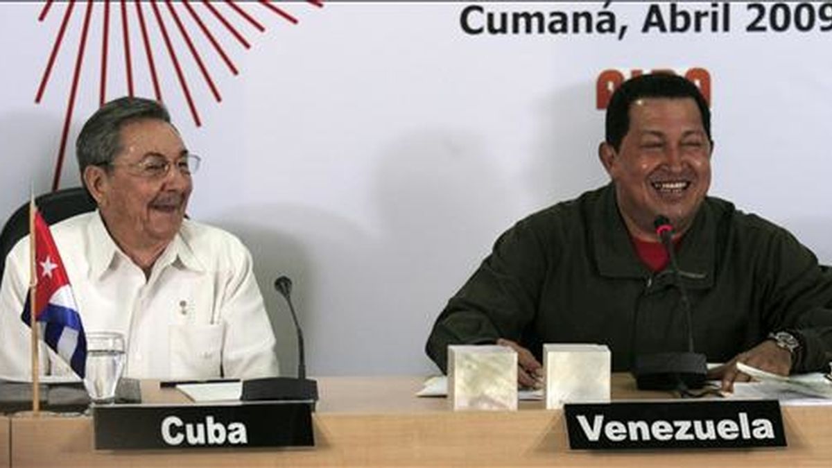 El presidente venezolano, Hugo Chávez (d), sonríe junto a su homólogo de Cuba, Raúl Castro (i),  durante el segundo día de sesión de la VII Cumbre de la Alternativa Bolivariana para los Pueblos de Nuestra América (ALBA) en Cumaná (Venezuela). EFE