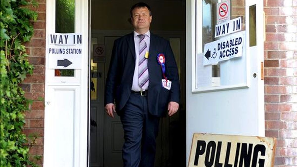 El candidato del Partido Nacionalista Británico (BNP), Bob Bailey, abandona un centro electoral al este de Londres, el pasado jueves. EFE