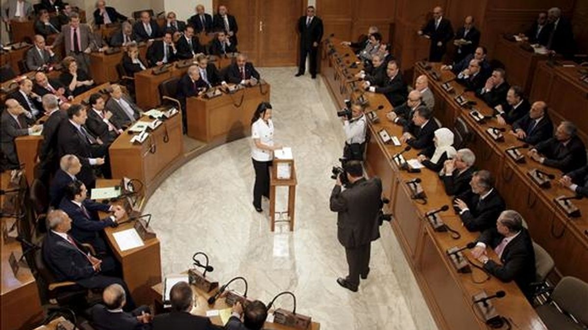 La parlamentaria Nayla Tueni vota durante la elección del presidente del Parlamento libanés. EFE
