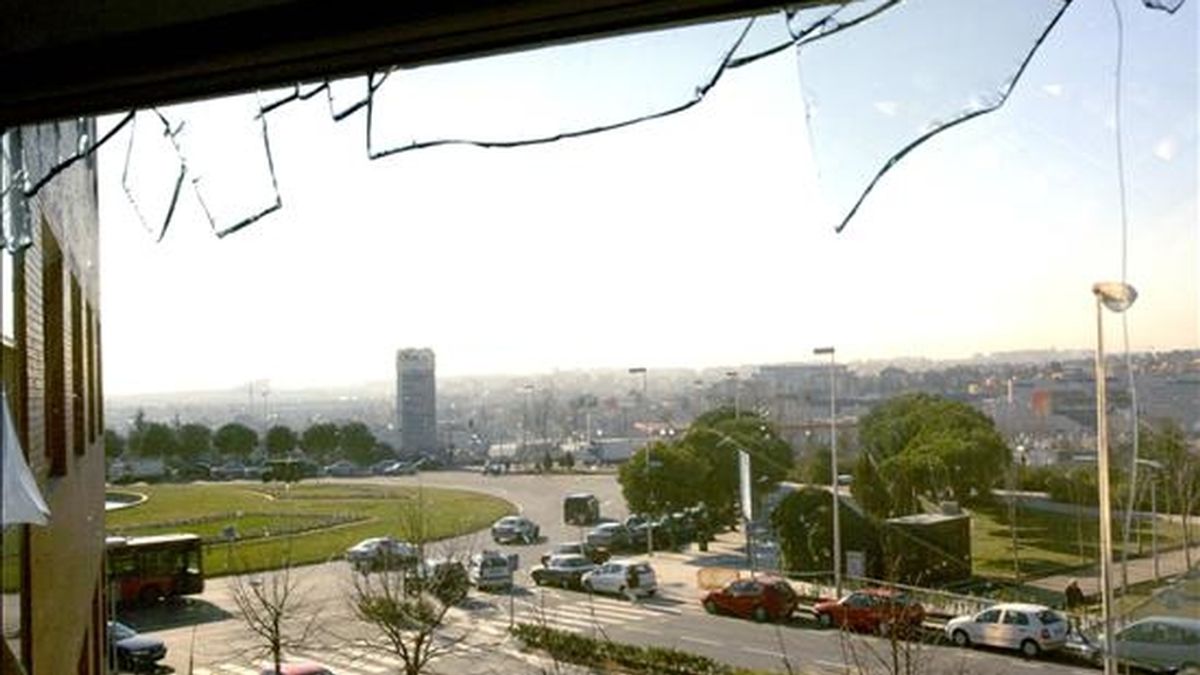 Vista de los destrozos ocasionados en uno de los edificios de oficinas en el Campo de las Naciones en un atentado ocurrido en 2005. EFE/Archivo