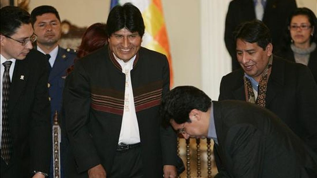 El presidente de Bolivia, Evo Morales (c), envió al Congreso en La Paz (Bolivia), el proyecto de ley sobre el nuevo régimen electoral para convocar los comicios generales del próximo 6 de diciembre. EFE