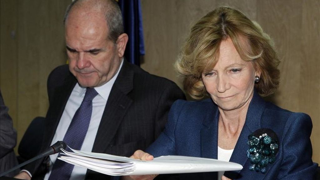Los vicepresidentes segundo y tercero del Gobierno, Elena Salgado, y Manuel Chaves, respectivamente, durante la reunión del Consejo de Política Fiscal y Financiera (CPFF) celebrada ayer en Madrid. EFE