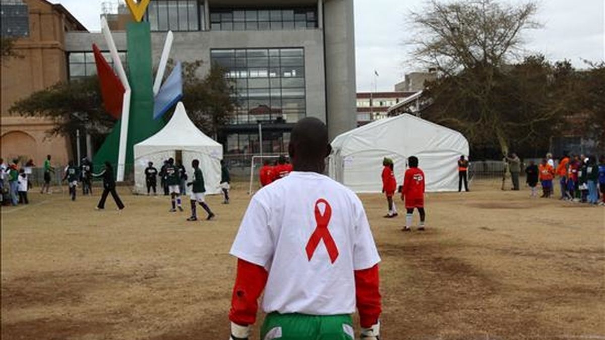 Un jugador de fútbol seropositivo vigila su portería mientras participa en un torneo organizado el pasado mes de julio por Médicos Sin Fronteras, en el centro de Johannesburgo (Sudáfrica), para protestar contra la caída de donaciones de la comunidad internacional para la lucha contra el sida. EFE/Archivo
