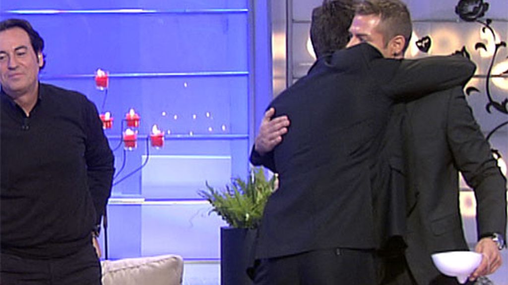 Fabián se sienta en el trono