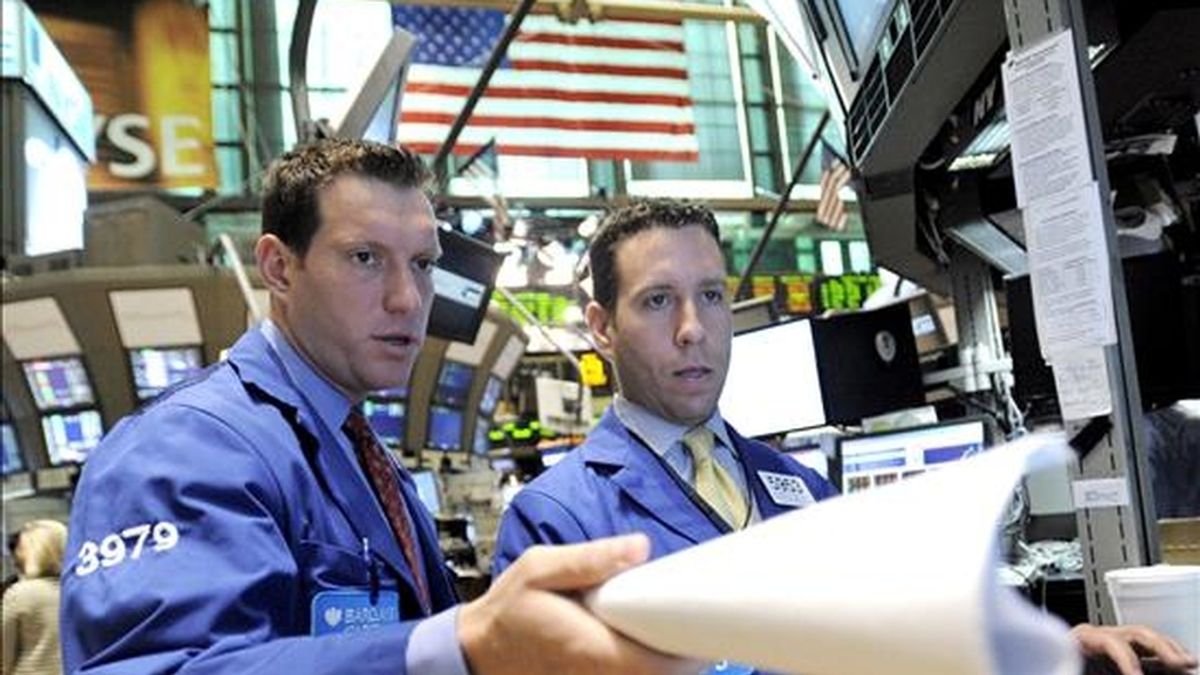 El índice Dow Jones de Industriales cerró este lunes con un alza del 2,6%, impulsado por datos positivos relativos a la economía de Estados Unidos. EFE/Archivo