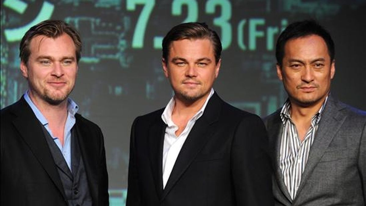 El director británicoestadounidense Christopher Nolan (i), el actor Leonardo DiCaprio (c) y el japonés Ken Watanabe (d) posan hoy, durante una rueda de prensa para promocionar la película "Inception" en Tokio (Japón). EFE