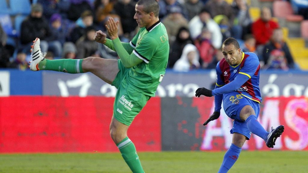 El jugador del Levante Nabil El Zhar
